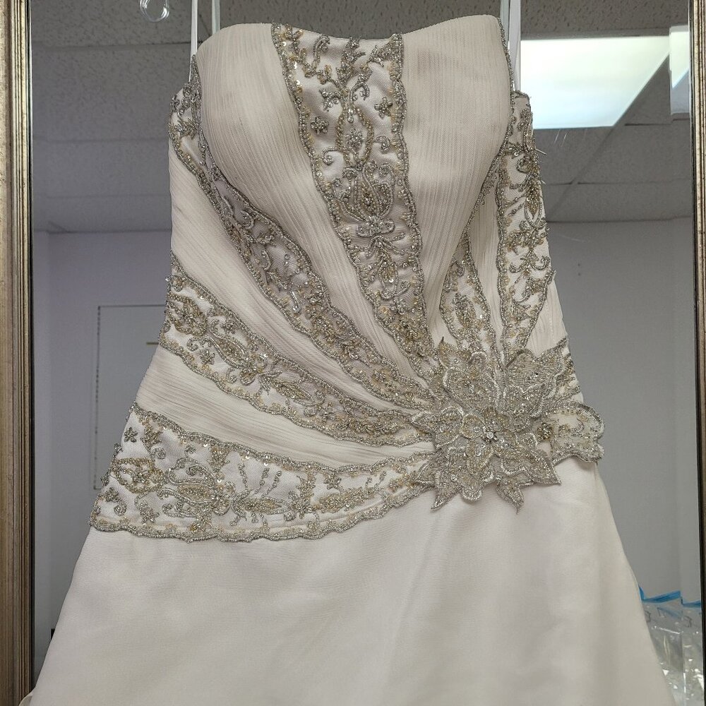 Vintage Ivory  Strapless Allure Bridal Gown Size 10/12 w metallic threading